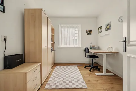 Werkkamer op de begane grond met raam en kastenwand