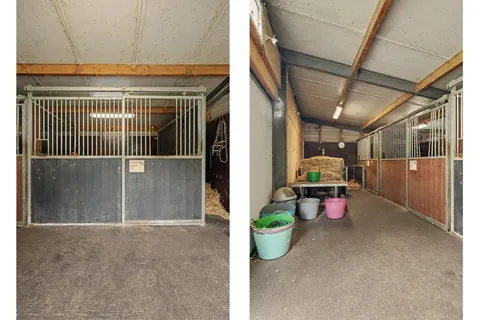 Paardenbox met stalen front en de stalgang met hooi en stro