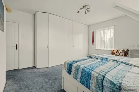 Slaapkamer 1 met witte inbouwkastenwand