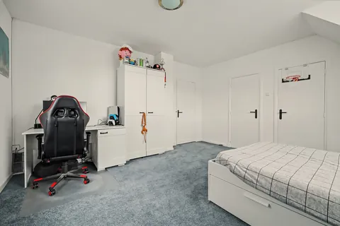 Slaapkamer 2 met kastruimte en bureau
