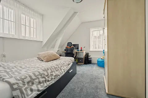 Slaapkamer 3 met dakkapel en bureau