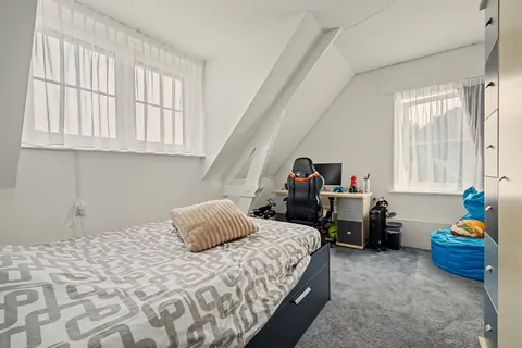 Slaapkamer 3 met dakkapel en twee ramen
