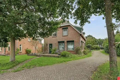 Woonboerderij in Nisse gezien vanaf de straat, met de oprit naar het erf
